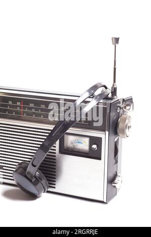 Oldtimer-Transistorradio mit Kopfhörern. Stockfoto