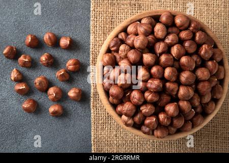 Eine Schüssel mit geschälten Haselnüssen auf Sackleinen, Blick von oben Stockfoto