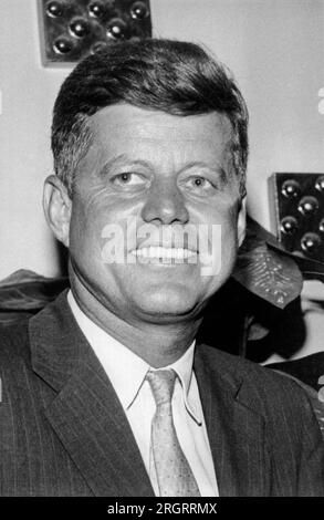 USA: ca. 1960 Ein Bild von Kopf und Schultern eines lächelnden John F. Kennedy. Stockfoto