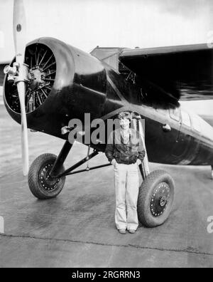 Wheeler Field, Hawaii, 4. Januar 1935. Amelia Earhart, kurz bevor sie die erste Person wurde, die alleine von Honolulu nach Oakland flog. Stockfoto