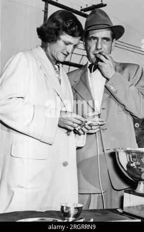 Kalifornien: ca. 1949 Babe Didrikson Zaharias und Humphrey Bogart bei einem Golfturnier. Stockfoto