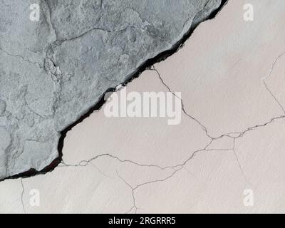 Große lange Wicklung, steigender Riss auf altem Putz und lackierter Wand. Speicherplatz kopieren. Selektiver Fokus. Stockfoto