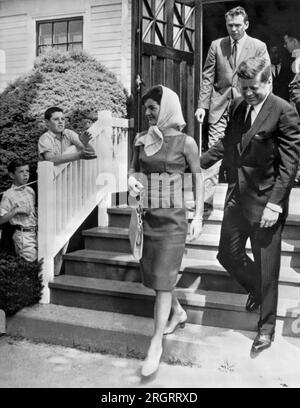 Hyannis, Massachusetts: 2. Juli 1961. Präsident Kennedy und Jackie verlassen das St. Francis Xavier Kirche nach der Messe. Jacqueline trägt ein grünes Leinenmantel-Kleid und ein weißes Taschentuch. Stockfoto