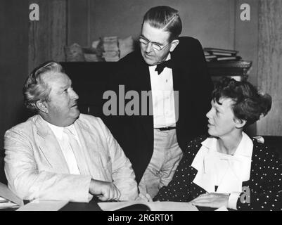 Washington, D.C.: Am 6. August 1935 wurde festgestellt, dass die Aviatrix Amelia Earhart Putnam heute vor dem Senat Interstate Commerce Committee erschien, das Anhörungen darüber durchführt, dass der Luftverkehr der Gerichtsbarkeit des ICC unterstellt ist. Senator McCarran, Sponsor des Gesetzentwurfs, ist links, Senator Vic Donahey ist im Zentrum. Stockfoto