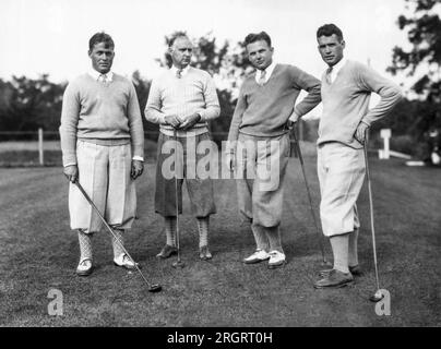 Minneapolis, Minnesota: 1927 Bobby Jones, links, spielte eine Runde Golf mit seinen Kumpels. Stockfoto