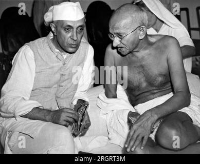 Bombay, Indien: 15. Juli 1946 jawaharlal Nehru, der neu gewählte Präsident des All India Congress, spricht mit Mahatma Gandhi, dem politischen starken Mann Indiens, auf einer Kongresssitzung. Stockfoto