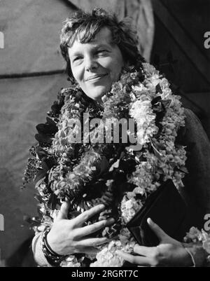 Honolulu, Hawaii: 27. Dezember 1934 Aviatrix Amelia Earhart wird von Leis überschwemmt, während der Matson-Liner SS Lurline sich Honolulu nähert. Es ist Earharts erster Besuch im Territory of Hawaii. Stockfoto