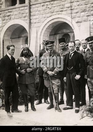 Jerusalem, Palästina: 1921 verschiedene Würdenträger posieren für ein Porträt, das vor dem Regierungsgebäude in Jersualem steht. Von links nach rechts: Oberst T. E. Lawrence, Emir Abdallah von Transjordan, Air Marshal Salmond, Sir Wyndham, Lord Hay und Oberst Bramley. Stockfoto