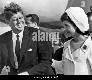 Andrews Luftwaffenstützpunkt, Washington D.C.: 1962. Präsident und Mrs. Kennedy gehen von ihrem Jet-Flugzeug zu einem wartenden Helikopter nach ihrer Rückkehr nach Washington von einem Besuch in Mexiko-Stadt. Stockfoto