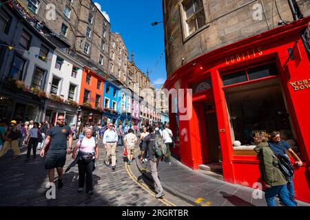 Edinburgh, Schottland, Großbritannien. 11. August 2023. Sonnenschein und warme Temperaturen brachten heute Tausende von Besuchern während der internationalen und Fringe Festivals in die Altstadt von Edinburgh. Bild: Die historische Victoria Street war heute voller Besucher. Iain Masterton/Alamy Live News Stockfoto