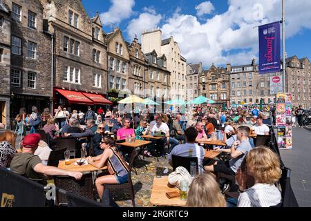 Edinburgh, Schottland, Großbritannien. 11. August 2023. Sonnenschein und warme Temperaturen brachten heute Tausende von Besuchern während der internationalen und Fringe Festivals in die Altstadt von Edinburgh. Bild: Pubs und Cafes im Grassmarket waren alle voll mit Besuchern, die warme Temperaturen und Sonnenschein genossen. Iain Masterton/Alamy Live News Stockfoto