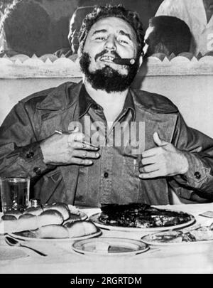 New York, New York: Der kubanische Premierminister Fidel Castro genießt am 23. September 1960 ein Steak-Dinner während einer spontanen Pressekonferenz im Theresa Hotel in Harlem während seines Besuchs in New York, um vor den Vereinten Nationen zu sprechen. Stockfoto