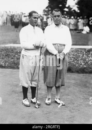 Pebble Beach, Kalifornien: 1929 Golfer Bobby Jones (links) am Pebble Beach Golfplatz zusammen mit dem bekannten britischen Amateur Cyril Tolley Stockfoto