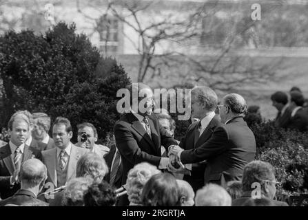 Washington, D.C.: 26. März 1979 Präsident Jimmy Carter schüttelt dem ägyptischen Präsidenten Anwar Sadat und dem israelischen Ministerpräsidenten Menachem die Hand mit der Unterzeichnung des ägyptisch-israelischen Friedensvertrags auf der Grundlage des Weißen Hauses. Stockfoto