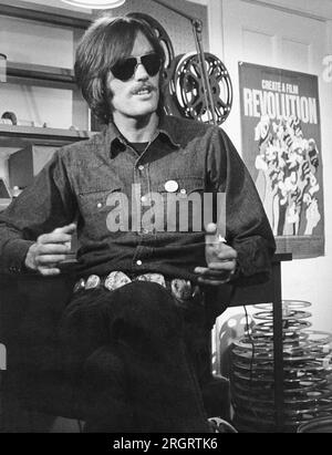 Los Angeles, Kalifornien: c. 1970 Schauspieler Peter Fonda in einem Filmstudio. Stockfoto