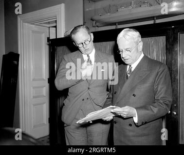 Washington, D.C.: Am 26. Januar 1938 erklärte der US-Seeschifffahrtskommissar Joseph P. Kennedy, der heute vor den Arbeits- und Handelskomitees des Senats erscheint, dass die gewerkschaftliche Opposition seine Überzeugung, dass eine neue Methode für die Bewältigung von Problemen im Seeverkehr notwendig sei, nicht erschüttert habe. Die Bundesbehörde wird bei jeder neuen Entwicklung im amerikanischen Schiffbau Hilfe benötigen, sagte Kennedy dem Komitee ebenfalls. Er wird mit Senator Hiram W. Johnson, Republikaner von Kalifornien und Mitglied des Komitees gezeigt. Stockfoto