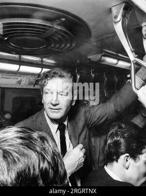 New York, New York: 5. Mai 1970 Bürgermeister John Lindsay, während er mit der Lexington U-Bahn zum Rathaus fährt. Stockfoto