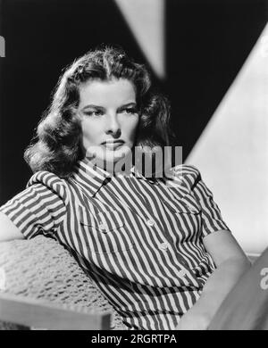 Hollywood, Kalifornien: 1942. Schauspielerin Katharine Hepburn als Christine Forrest im Film „Hüterin der Flamme“. Stockfoto