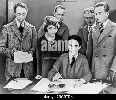 Hollywood, Kalifornien: 17. April 1919 die Gründung der United Artists Corporation. Die Gründer von links nach rechts: D.W. Griffith, Mary Pickford, Charlie Chaplin und Douglas Fairbanks bei der Vertragsunterzeichnung. Die Anwälte Albert Banzhaf und Dennis O'Brien stehen hinten. Stockfoto