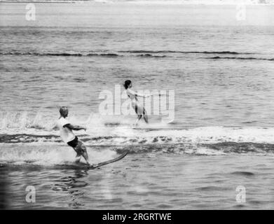 Hyannis Port, Massachusetts: 22. Juli 1962 Jacqueline Kennedy und Astronaut John Glenn Wasserski in der Lewis Bay. Das Boot wurde von Ethel Kennedy gefahren, Frau des Generalstaatsanwalts. Stockfoto