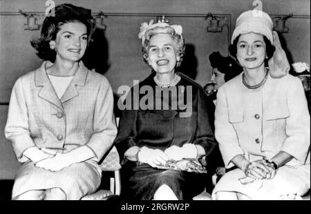 Washington, D.C. Mai 1962. Mrs. Jacqueline Kennedy, Mrs. Wallace Bennett aus Utah und Lady Bird johnson bei einem Essen mit den Ehefrauen des Kongresses. Stockfoto