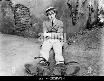 Hollywood, Kalifornien: 1923. Schauspieler Harold Lloyd in einer Publicity aus dem Stummfilm "Why worry". Stockfoto