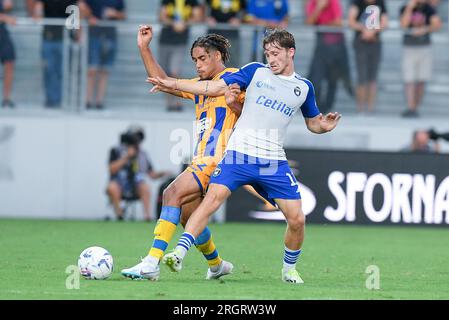 Frosinone, Italien. 11. Aug. 2023. Anthony Oyono von Frosinone Calcio und Matteo Tramoni von Pisa SC während des Spiels Coppa Italia zwischen Frosinone Calcio und Pisa Sporting Club im Stadio Benito Stirpe am 11. August 2023 in Frosinone, Italien. Kredit: Giuseppe Maffia/Alamy Live News Stockfoto