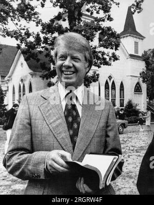 Plains, Georgia: 12. Mai 1976 Präsidentschaftskandidat Jimmy Carter hält seine Bibel, nachdem er Kirchendienste in Plains besucht hat. Stockfoto