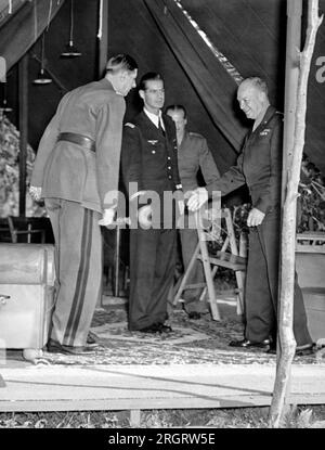 Frankreich: 22. August 1944 General Dwight Eisenhower begrüßt den französischen General Charles De Gaulle und seine Partei, wenn sie zu einer Konferenz in seinem Hauptsitz in Frankreich ankommen. Stockfoto