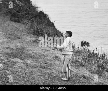 Pebble Beach, Kalifornien: c. 1929 Bobby Jones spielt Golf am Pebble Beach. Stockfoto