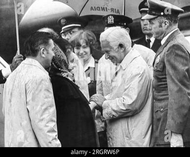 New York, New York: 3. November 1961 Indiens Premierministerin Indira Gandhi trifft am Flughafen JFK ein und wird vom US-Botschafter in Indien Kenneth Keating empfangen. Stockfoto