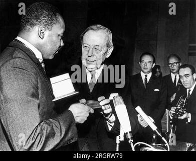 Oslo, Norwegen, 10. Dezember 1964, Rev. Martin Luther King, Jr., erhält den Friedensnobelpreis von Gunnar Jann, Vorsitzender des Nobelpreiskomitees, für seine "gewaltfreie" Führung der amerikanischen Bürgerrechtsbewegung. Stockfoto