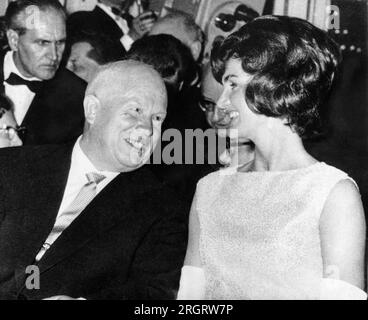 Wien, Österreich: Juni 1961 Nikita Chruschtschow und Jackie Kennedy teilen einen leichten Moment bei den Gipfeltreffen in Wien zwischen Präsident John F. Kennedy und dem sowjetischen Führer Chruschtschow. Stockfoto