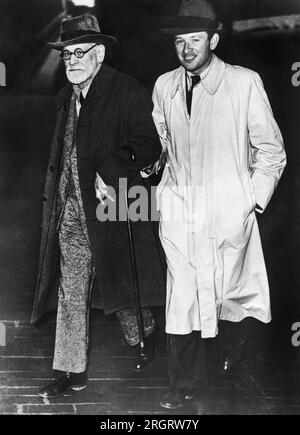 London England: 13. Juni 1938 der 'Vater der Psychoanalyse', Dr. Sigmund Freud, kam heute im Exil aus seinem Heimatland Österreich nach London. Die Nazis erlaubten ihm, seine Papiere und etwas persönliches Eigentum zu nehmen, aber beschlagnahmten sein Geld und seine Immobilien in Wien. Dr. Freud, der Jude ist, ließ ihm unerwartet seinen Pass von den Nazi-Behörden zurückgeben. Stockfoto