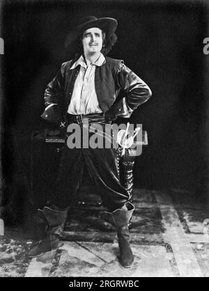 Hollywood, Kalifornien: 29. Mai 1929 Douglas Fairbanks nimmt im Film „die Eiserne Maske“ eine schillernde Pose ein, ein letzter Besuch in der Welt von D'Artagnan in der Stillen Ära. Stockfoto