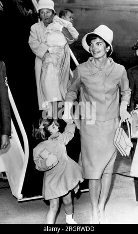Luftwaffenstützpunkt Otis, Massachusetts: 30. Juni 1961 Jacqueline Kennedy, mit Tochter Caroline in der Hand und Sohn John Jr., getragen von ihrer Krankenschwester, kommt an, um das lange 4. Juli Wochenende mit dem Präsidenten am Hafen von Hyannis zu verbringen. Stockfoto