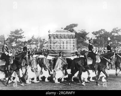 Kyoto, Japan: November 1928 die Kashikodokoro, die Arche des heiligen Spiegels, die der Seele der Sonnengöttin gewidmet ist, geht vorbei an den Krönungszeremonien von Kaiser Hirohito. Die Yase Boys, die Träger der Arche seit jeher, tragen es auf ihren Schultern. Stockfoto