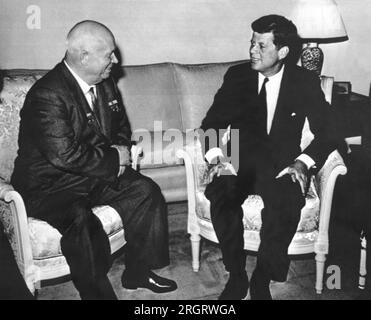 Wien, Österreich: 3. Juni 1961 Präsident Kenndy und sowjetischer Ministerpräsident Nikita Chruschtschow treffen sich in der Residenz des amerikanischen Botschafters in Wien. Stockfoto