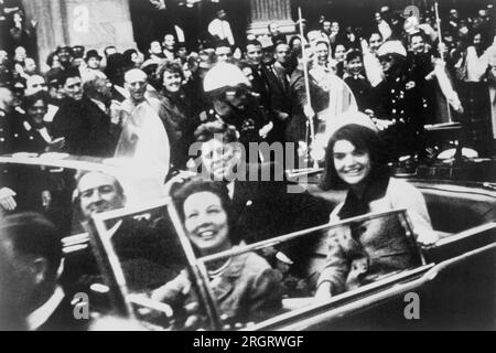 Dallas, Texas: 22. November 1963 die Presidential-Autokolonne mit einer Nahaufnahme von President und Mrs. Kennedy und Texas Governor John Connally und seiner Frau. Stockfoto