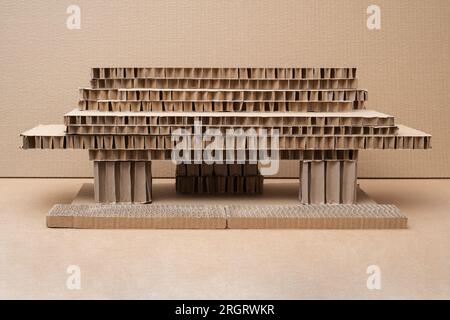 Architektonisches Grundmodell aus Karton in drei Dimensionen aus dem Altpapiermaterial. Studentenprojekt präsentiert ihre Arbeit in 3. Architect Stockfoto