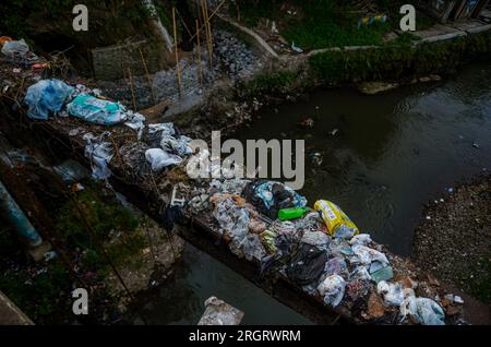 11. August 2023, malang, Ost-java, Indonesien: Eine große Menge Müll wurde am Ufer des Flusses Brantas im Wohngebiet Muharto gefunden. Umweltschutzgruppen zufolge haben Mikroplastik die Qualität der Flussgewässer beeinträchtigt. Darüber hinaus zeigen Informationen von der Nusantara River Expedition 2022, dass Ost-Java die höchste mikroplastische Verschmutzung in seinen Flüssen aufweist. (Kreditbild: © Moch Farabi Wardana/Pacific Press via ZUMA Press Wire) NUR REDAKTIONELLE VERWENDUNG! Nicht für den kommerziellen GEBRAUCH! Kredit: ZUMA Press, Inc./Alamy Live News Stockfoto