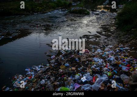 11. August 2023, malang, Ost-java, Indonesien: Eine große Menge Müll wurde am Ufer des Flusses Brantas im Wohngebiet Muharto gefunden. Umweltschutzgruppen zufolge haben Mikroplastik die Qualität der Flussgewässer beeinträchtigt. Darüber hinaus zeigen Informationen von der Nusantara River Expedition 2022, dass Ost-Java die höchste mikroplastische Verschmutzung in seinen Flüssen aufweist. (Kreditbild: © Moch Farabi Wardana/Pacific Press via ZUMA Press Wire) NUR REDAKTIONELLE VERWENDUNG! Nicht für den kommerziellen GEBRAUCH! Kredit: ZUMA Press, Inc./Alamy Live News Stockfoto