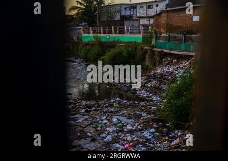 11. August 2023, malang, Ost-java, Indonesien: Eine große Menge Müll wurde am Ufer des Flusses Brantas im Wohngebiet Muharto gefunden. Umweltschutzgruppen zufolge haben Mikroplastik die Qualität der Flussgewässer beeinträchtigt. Darüber hinaus zeigen Informationen von der Nusantara River Expedition 2022, dass Ost-Java die höchste mikroplastische Verschmutzung in seinen Flüssen aufweist. (Kreditbild: © Moch Farabi Wardana/Pacific Press via ZUMA Press Wire) NUR REDAKTIONELLE VERWENDUNG! Nicht für den kommerziellen GEBRAUCH! Kredit: ZUMA Press, Inc./Alamy Live News Stockfoto