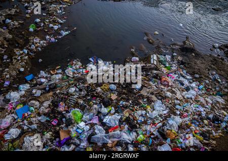 11. August 2023, malang, Ost-java, Indonesien: Eine große Menge Müll wurde am Ufer des Flusses Brantas im Wohngebiet Muharto gefunden. Umweltschutzgruppen zufolge haben Mikroplastik die Qualität der Flussgewässer beeinträchtigt. Darüber hinaus zeigen Informationen von der Nusantara River Expedition 2022, dass Ost-Java die höchste mikroplastische Verschmutzung in seinen Flüssen aufweist. (Kreditbild: © Moch Farabi Wardana/Pacific Press via ZUMA Press Wire) NUR REDAKTIONELLE VERWENDUNG! Nicht für den kommerziellen GEBRAUCH! Kredit: ZUMA Press, Inc./Alamy Live News Stockfoto