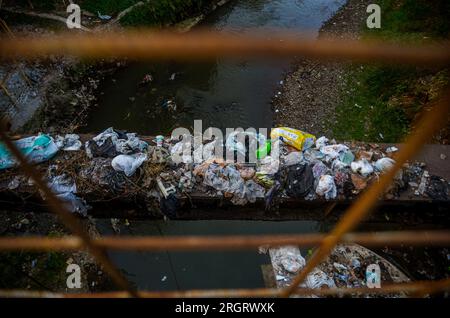 11. August 2023, malang, Ost-java, Indonesien: Eine große Menge Müll wurde am Ufer des Flusses Brantas im Wohngebiet Muharto gefunden. Umweltschutzgruppen zufolge haben Mikroplastik die Qualität der Flussgewässer beeinträchtigt. Darüber hinaus zeigen Informationen von der Nusantara River Expedition 2022, dass Ost-Java die höchste mikroplastische Verschmutzung in seinen Flüssen aufweist. (Kreditbild: © Moch Farabi Wardana/Pacific Press via ZUMA Press Wire) NUR REDAKTIONELLE VERWENDUNG! Nicht für den kommerziellen GEBRAUCH! Kredit: ZUMA Press, Inc./Alamy Live News Stockfoto