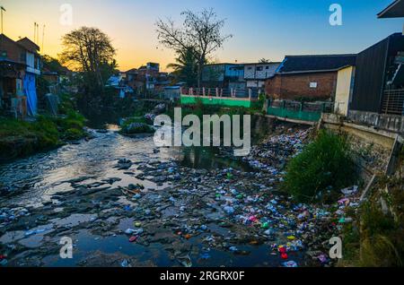 11. August 2023, malang, Ost-java, Indonesien: Eine große Menge Müll wurde am Ufer des Flusses Brantas im Wohngebiet Muharto gefunden. Umweltschutzgruppen zufolge haben Mikroplastik die Qualität der Flussgewässer beeinträchtigt. Darüber hinaus zeigen Informationen von der Nusantara River Expedition 2022, dass Ost-Java die höchste mikroplastische Verschmutzung in seinen Flüssen aufweist. (Kreditbild: © Moch Farabi Wardana/Pacific Press via ZUMA Press Wire) NUR REDAKTIONELLE VERWENDUNG! Nicht für den kommerziellen GEBRAUCH! Kredit: ZUMA Press, Inc./Alamy Live News Stockfoto