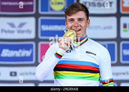 Glasgow, Großbritannien. 11. Aug. 2023. Der belgische Remco Evenepoel feiert mit seiner Goldmedaille auf dem Podium, nachdem er am Freitag, den 11. August 2023, bei der UCI World Championships Cycling in Glasgow, Schottland, das Elite-Probelauf gewonnen hat. UCI organisiert die Welten mit allen Disziplinen des Radfahrens, des Straßenrades, des Indoor-Radfahrens, des Mountainbikes, des BMX-Rennens, Para-Cycling und Indoor-Para-Cycling in Glasgow vom 03. bis 13. August. BELGA FOTO DAVID PINTENS Kredit: Belga News Agency/Alamy Live News Stockfoto