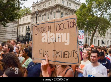 London, Großbritannien. 11. August 2023. Hunderte von Ärzten in der Ausbildung veranstalten eine Kundgebung außerhalb der Downing Street, während sie ihren letzten Streik über die Bezahlung beginnen. Kredit: Vuk Valcic/Alamy Live News Stockfoto