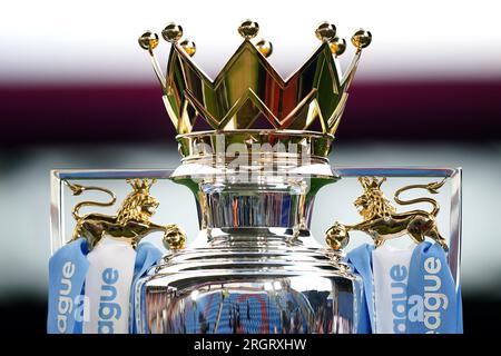 Nahaufnahme der Trophäe der Premier League vor dem Spiel der Premier League in Turf Moor, Burnley. Foto: Freitag, 11. August 2023. Stockfoto