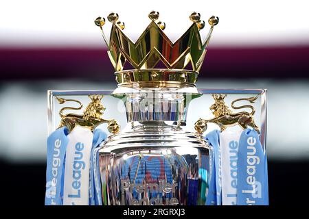 Nahaufnahme der Trophäe der Premier League vor dem Spiel der Premier League in Turf Moor, Burnley. Foto: Freitag, 11. August 2023. Stockfoto